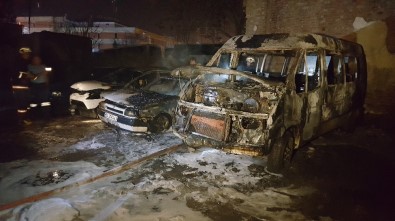 Ankara'da Park Halindeki 4 Araç Yandı