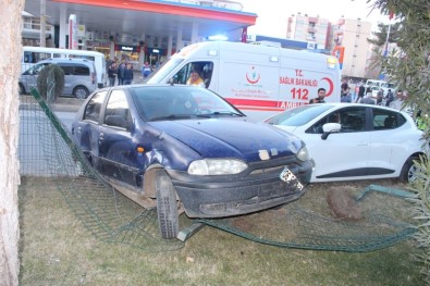 İki Otomobil Çarpışıp Refüje Çıktı Açıklaması 5 Yaralı