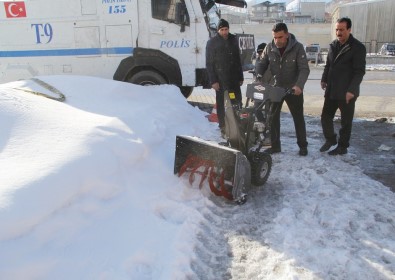 Belediyeden Kaldırımlar İçin Mini Kar Küreme Araçları