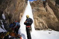 MİLLİ DAĞCI - Dağcılar Van'da Buzul Şelalesine Tırmandı