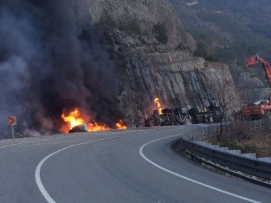 Devrilen Mazot Yüklü Tanker Yandı