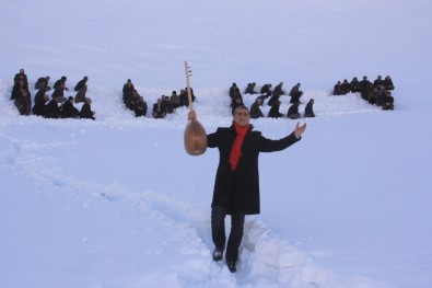 Hakkari'de İnsan Halkasıyla Karlı Dağlara 'Evet' Yazıldı