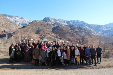 İşadamı Dostlarını Köyünde Ağırladı