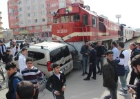 YOLCU TRENİ - Tren Hemzemin Geçitte Otomobile Çarptı Açıklaması 2 Yaralı