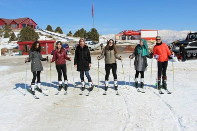 Erzincan'da KYK'lı Kızlar Kayak Öğreniyor