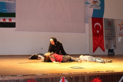 Suriyeli Çocuklar Bu Kez Tiyatro Oyunu İle Duygulandırdı