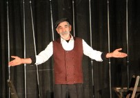 İSTANBUL DEVLET TIYATROSU - Ünlü Oyuncudan Örnek Davranış