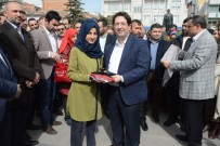 İMAM HATİP MEZUNLARI - Başörtüsünün Yasaklandığı 28 Şubat'ın Yıl Dönümünde Başörtüsü Dağıtıldı