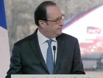 Hollande konuşurken polisin silahı ateş aldı
