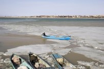 MEHMET ERDOĞAN - Gölde Balıkçılar Buzları Kırarak Ava Çıkmaya Yeniden Başladı