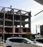 SAKARYA CADDESİ - İnşaat İşçisi Metrelerce Yükseklikte Canını Tehlikeye Attı