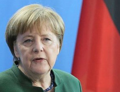 Merkel'den Die Welt muhabirinin tutuklanmasına tepki