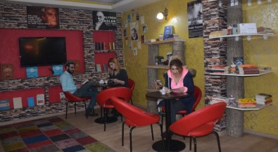 Tatvan'daki Bu Kafede Çay Ve Kahvenin Yanında Kitap İsteniyor