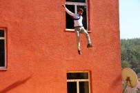 YANGIN TATBİKATI - Üç Öğretmen Okulun İkinci Katından Aşağı Atladı