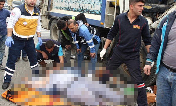 Çöp kamyonu ile tuğla kamyonu çarpıştı: 1 ölü, 2 yaralı