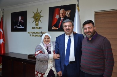 70 Yaşındaki Zehra Nineden AK Parti İl Başkanlığı'na 'Evet' Ziyareti