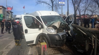Kadıköy'de PTT Aracı Kaza Yaptı Açıklaması 1 Yaralı