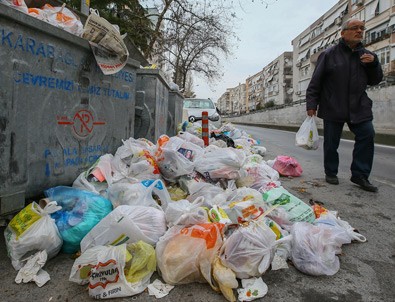 İzmir Karabağlar'da çöpler toplanmıyor