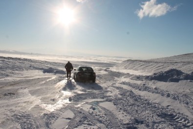 Kars'ta Tipiden Kapanan Yolda Araçlar Yolda Kaldı