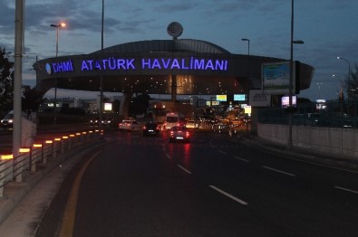 Atatürk Havalimanı'nda 'Dur' İhtarına Uymayan Minibüs Paniğe Neden Oldu