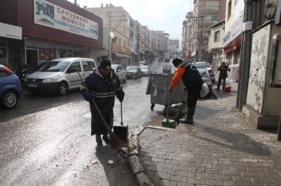 Karabağlar'da Çöpler Toplanmaya Başlandı
