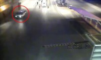 DUR İHTARI - Polisin Kaçan Minibüse Ateş Açması Kamerada