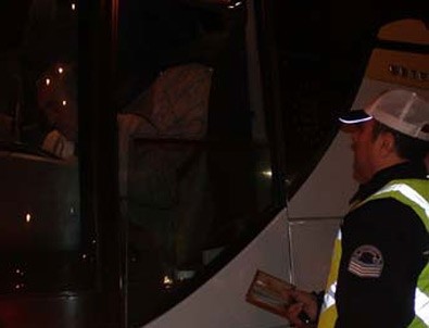 Sivil polislerden yolcu otobüslerinde trafik denetimi