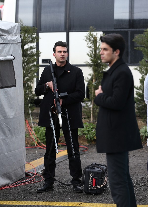 Başbakan korumasında dikkat çeken silah