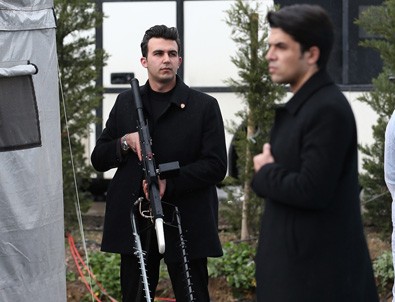 Başbakan korumasında dikkat çeken silah