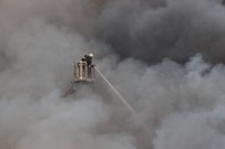 MUSTAFA ESEN - İstanbul'da Korkutan Yangın