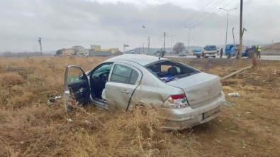 Kontrolden Çıkan Otomobil Tarlaya Uçtu Açıklaması 3 Yaralı