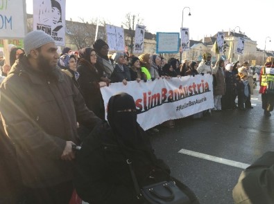 Viyana'da 'Başörtüme Dokunma'' protestosu