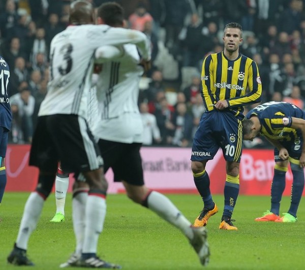 Van Persie'den Nouma hareketi