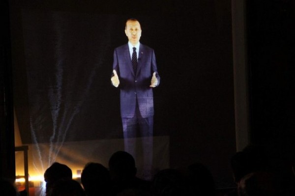 Fransa'da cumhurbaşkanı adayı Jean-Luc Melenchon hologram kullandı