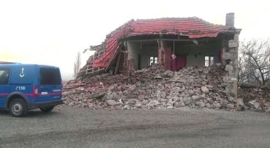 5 Köyde Hasara Yol Açan Depremde 4 Kişi Yaralandı