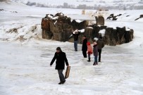 BENDİMAHİ ÇAYI - Buz Tutan Bendimahi Çayı'nda Kayak Yapıp Semaver Çayı İçtiler