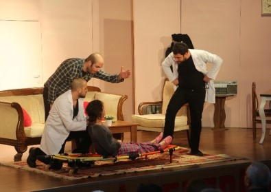 Erdemli Belediyesi Şehir Tiyatrosu, 2017'Nin İlk Oyununu Sahneledi