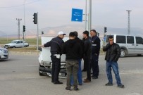 EROL ÖZER - Hafif Ticari Araçla Otomobil Çarpıştı Açıklaması 1 Yaralı