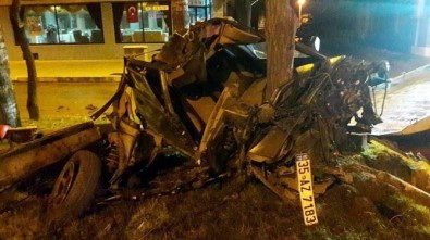 Manisa'da Otomobil Ağaca Çarptı Açıklaması 1 Ağır Yaralı