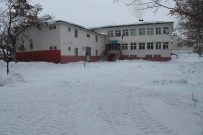 Okul Bahçelerinde Kar Temizliği