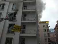 RİZE BELEDİYESİ - Rize'de Bir Apartman Dairesinde Çıkan Yangın Paniğe Neden Oldu
