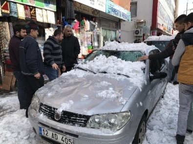 Bingöl'de 3 Aracın Üzerine Kar Düştü