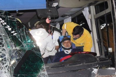 Denizli'de Zincirleme Trafik Kazası Açıklaması 17'Si Öğrenci 25 Yaralı