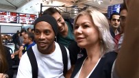 RONALDİNHO - Havalimanında Ronaldinho İzdihamı