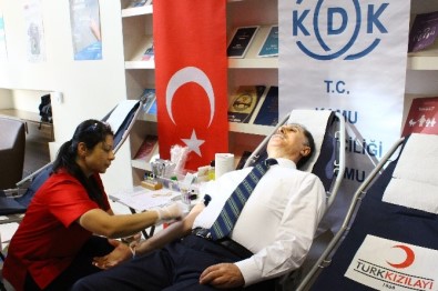 Kamu Başdenetçisi Şeref Malkoç Kan Bağışladı
