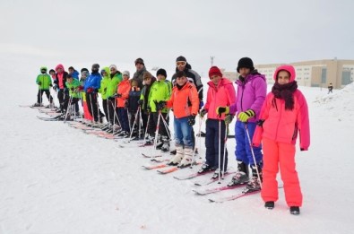 Öğrenciler Yarıyıl Tatilini Kayak Yaparak Geçirdi