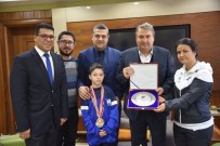 İSMET ÖZEL - Başkan Çerçi Başarılı Badmintoncuları Ağırladı