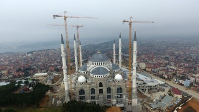 Çamlıca Camii taçlandırıldı