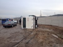 YENIFOÇA - İşçi Servisi Devrildi Açıklaması 12 Yaralı