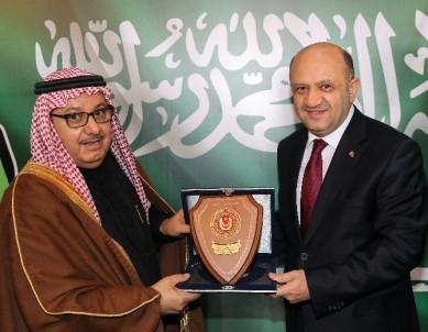Milli Savunma Bakanı Işık, Suudi Arabistan'da